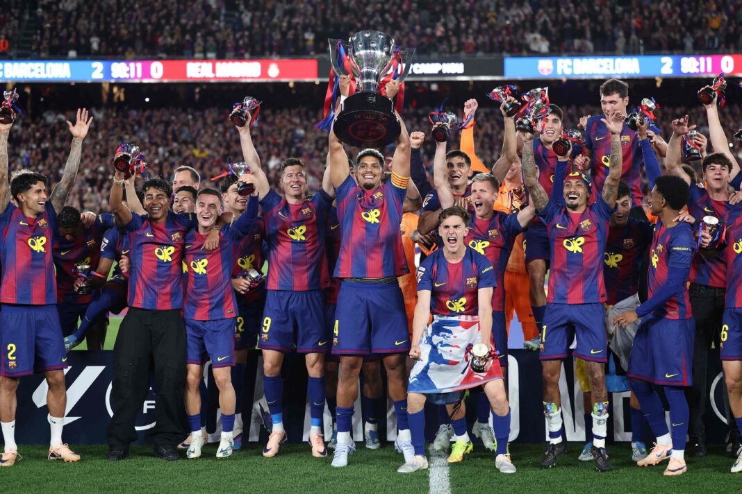 Jugadores de Barcelona celebrando el título de Liga tras vencer a Real Madrid en el Camp Nou