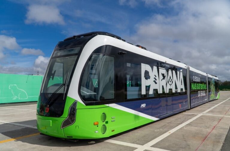 Bondi Urbano Digital (BUD) circulando por las calles de Curitiba