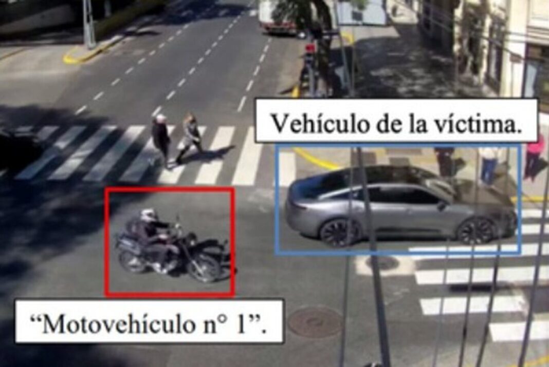 Moto policial y cinta de seguridad en la vía pública de Buenos Aires