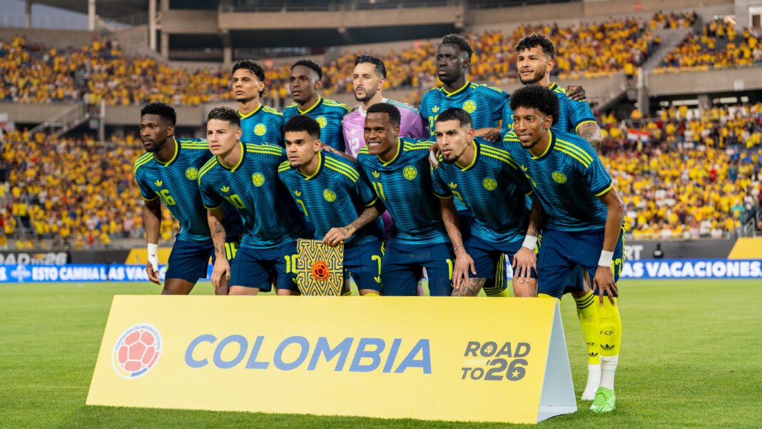 Estadio El Campín vacío con la bandera de Colombia en el césped