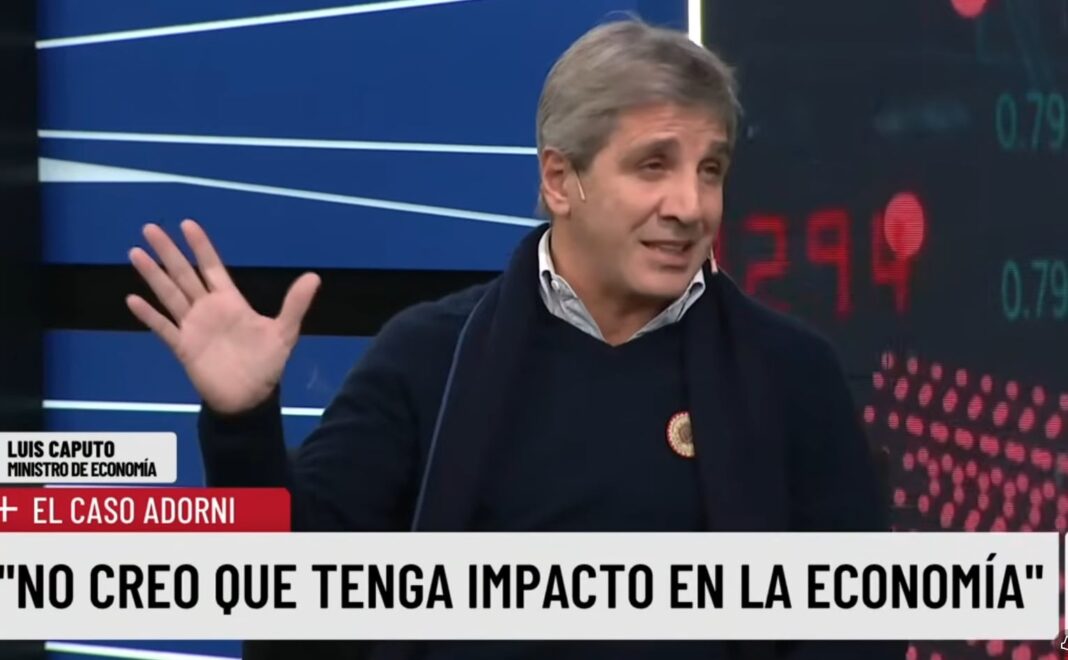 Luis Caputo en conferencia de prensa, ministro de Economía de Argentina