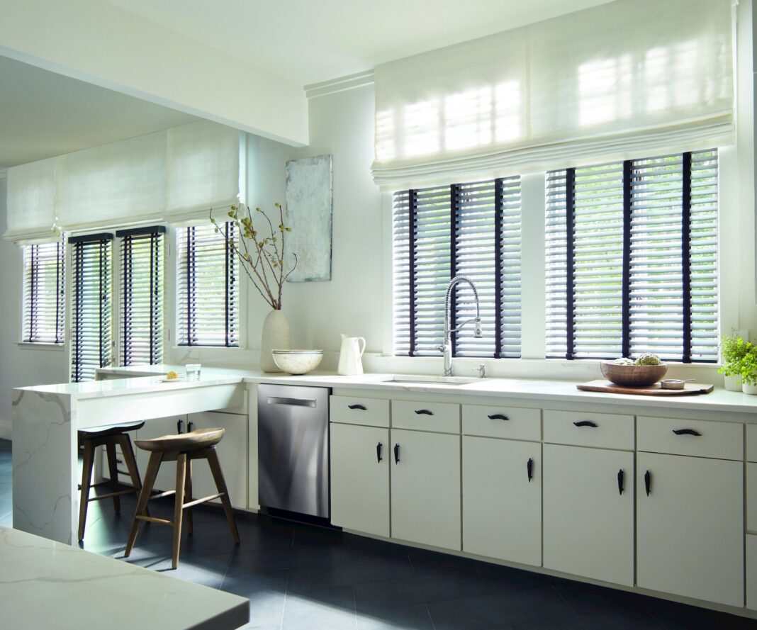 Cocina ampliada y moderna con mesada de granito y muebles bajo mesada
