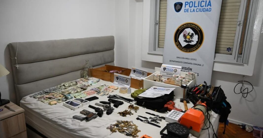 Policía durante allanamiento a banda de cerrajeros en Buenos Aires