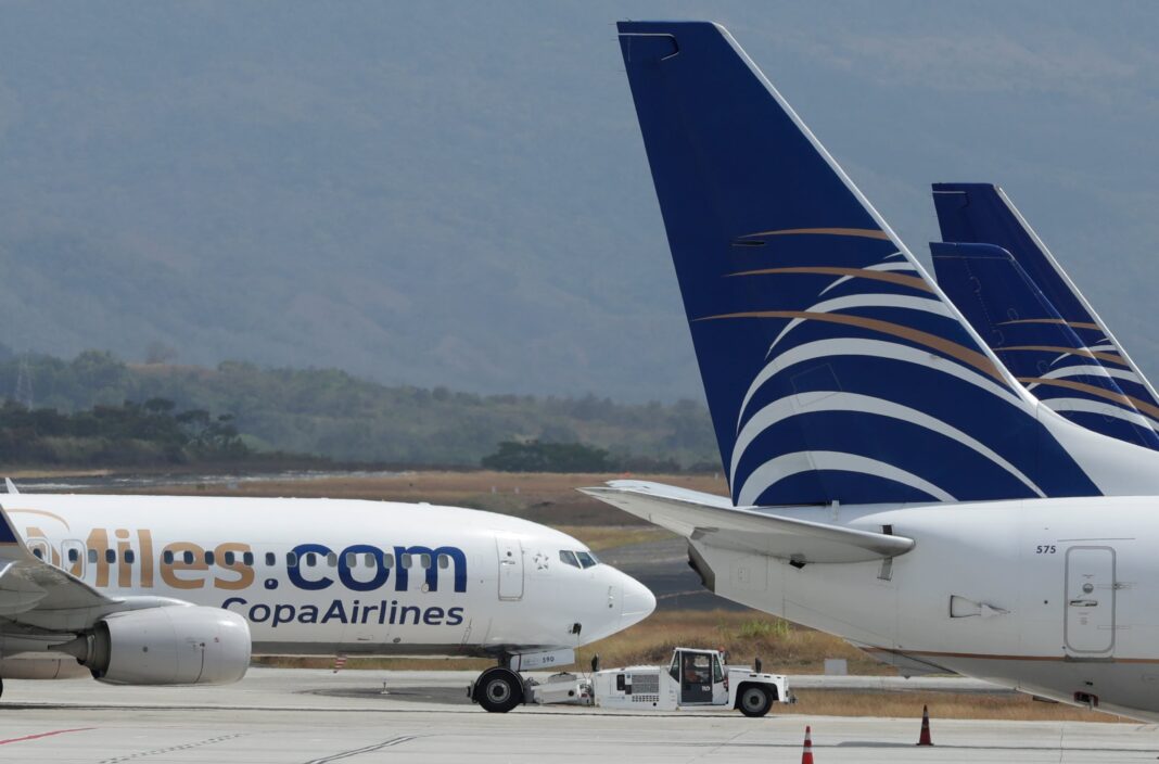 Avión de Copa Airlines en pista de aterrizaje