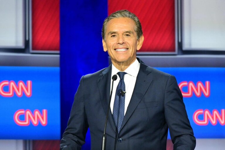 Antonio Villaraigosa durante un debate de las primarias de California 2026