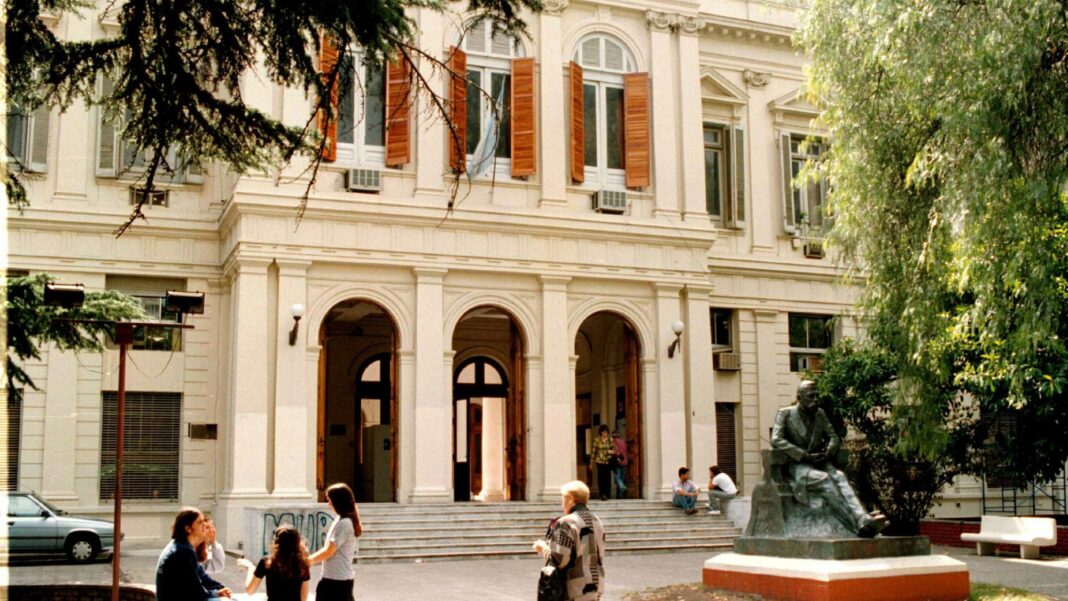Estudiantes en la Facultad de Psicología de la Universidad Nacional de La Plata