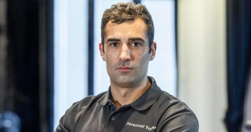 Persona mayor realizando ejercicios de fuerza con supervisión de un entrenador personal