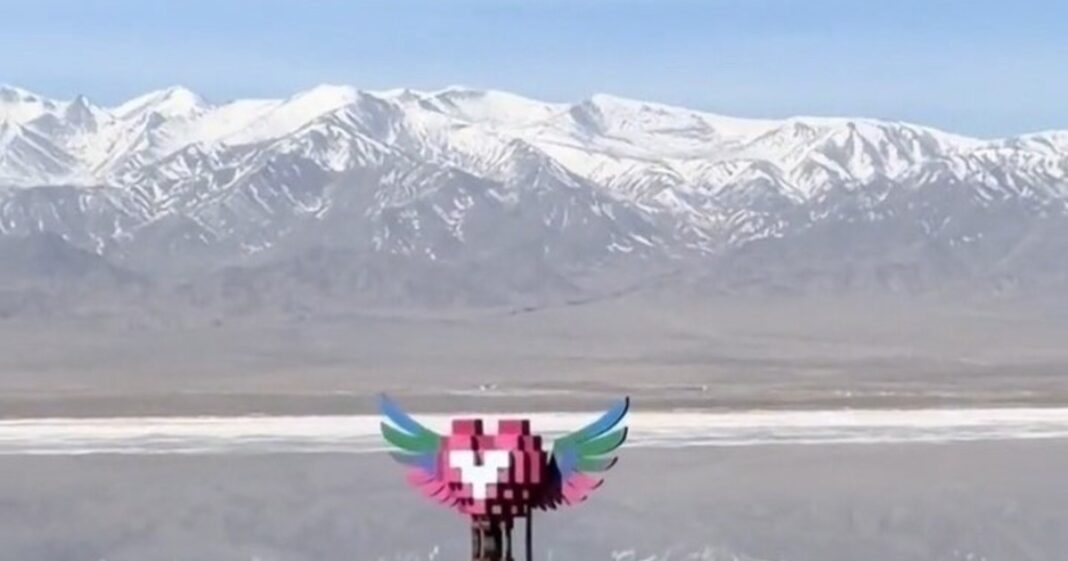 Escultura con forma de corazón y alas de ave en el Chaka Salt Lake, China