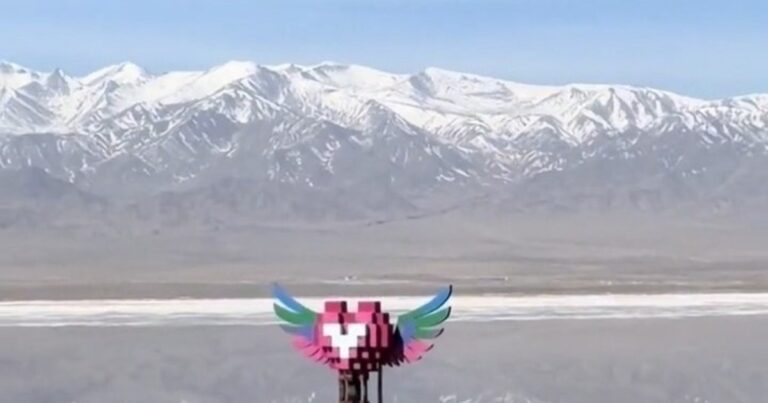Escultura con forma de corazón y alas de ave en el Chaka Salt Lake, China