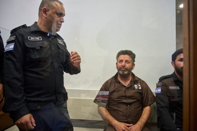 Manifestación con banderas de España y Palestina en apoyo a activistas detenidos por Israel