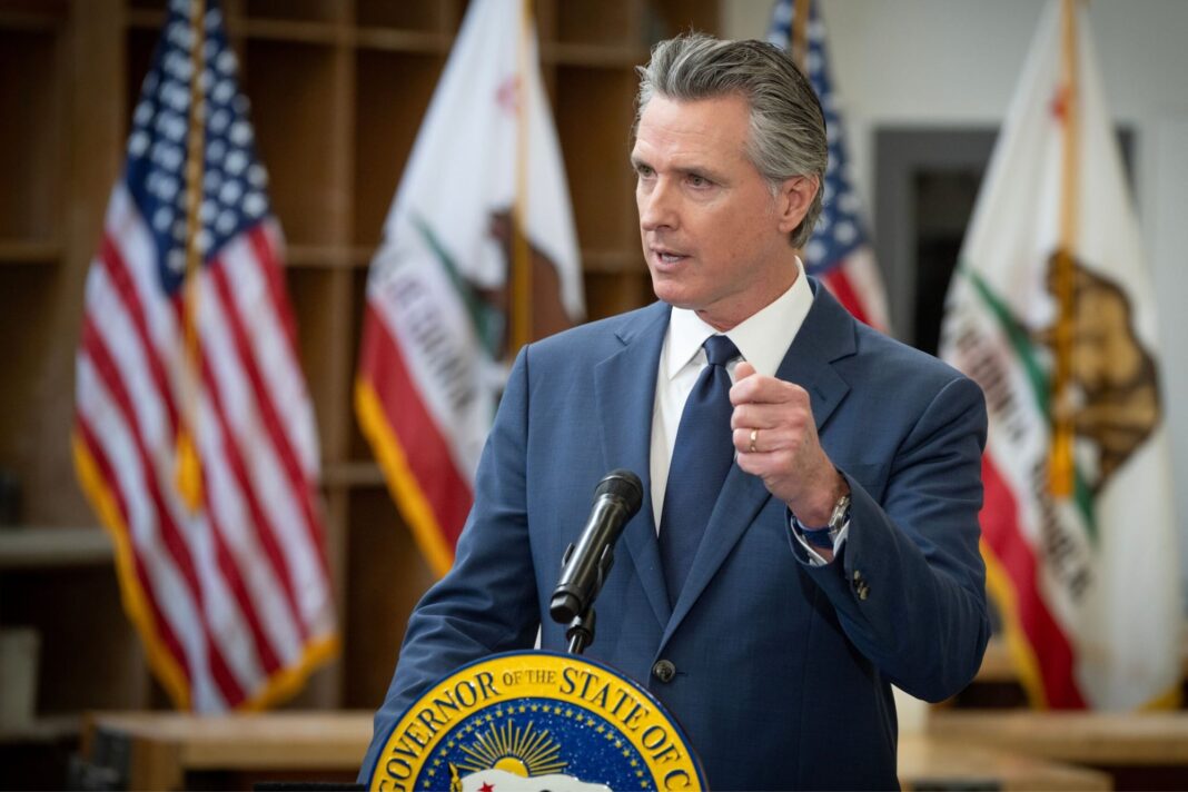 Gavin Newsom en conferencia de prensa sobre incendios en California
