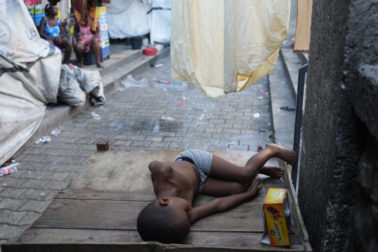 Personas caminando entre escombros en Puerto Príncipe, Haití, en medio de la crisis