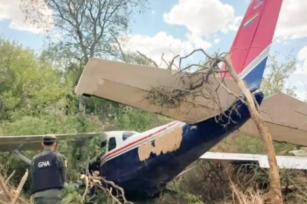 Avioneta abandonada en un campo del norte de Santa Fe durante un operativo antinarcóticos