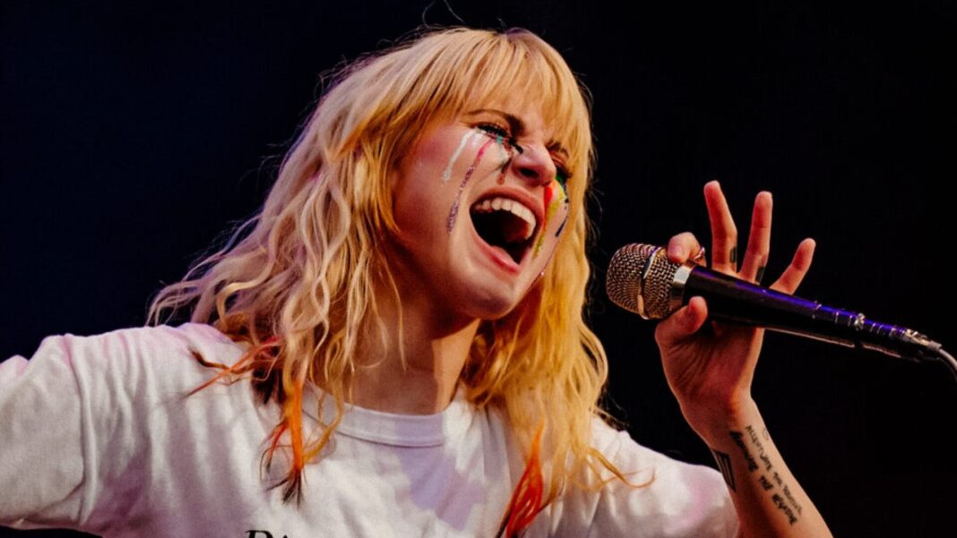 Hayley Williams cantando en concierto