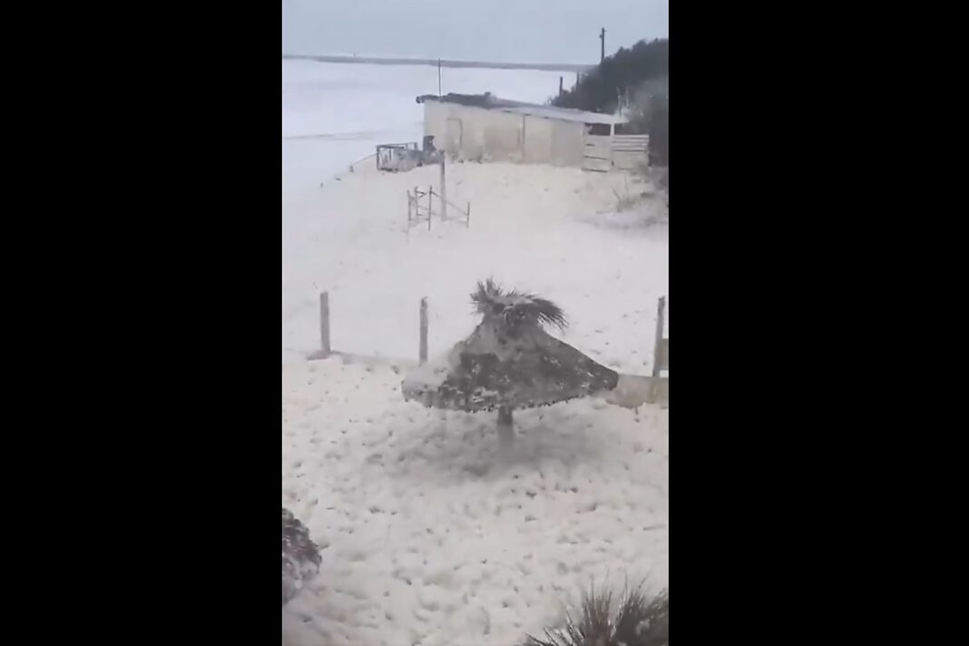 Playas de Quequén cubiertas de espuma marina después del temporal