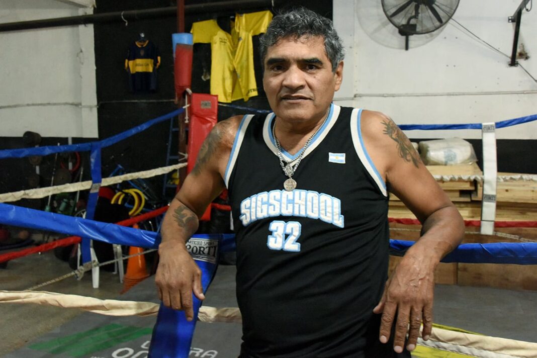 Jorge Locomotora Castro en su gimnasio durante una entrevista