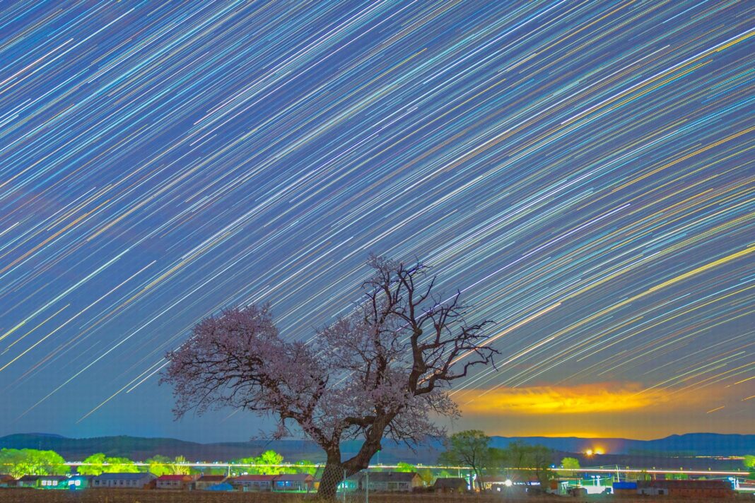 Imagen compuesta del cielo estrellado en una zona septentrional de China