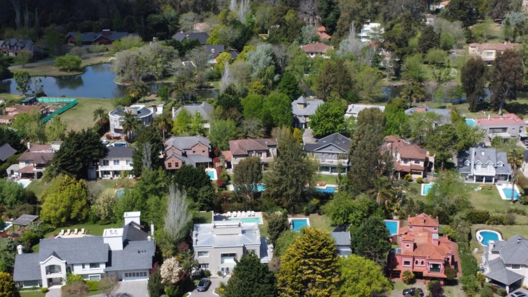 Vista aérea de un barrio cerrado en zona norte de Buenos Aires con lotes y espacios verdes