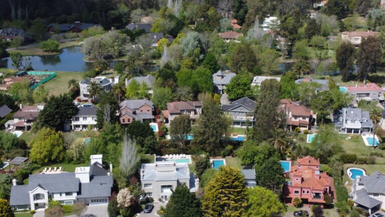 Vista aérea de un barrio cerrado en zona norte de Buenos Aires con lotes y espacios verdes