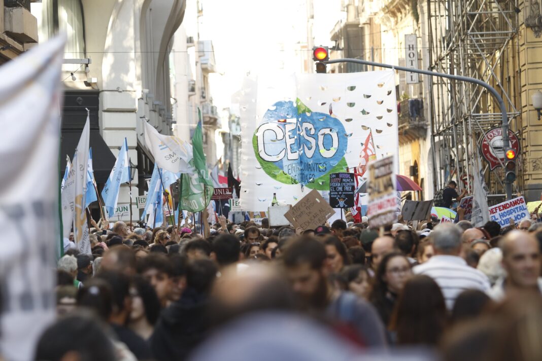 Multitud de estudiantes y docentes marchando en Plaza de Mayo durante una manifestación universitaria