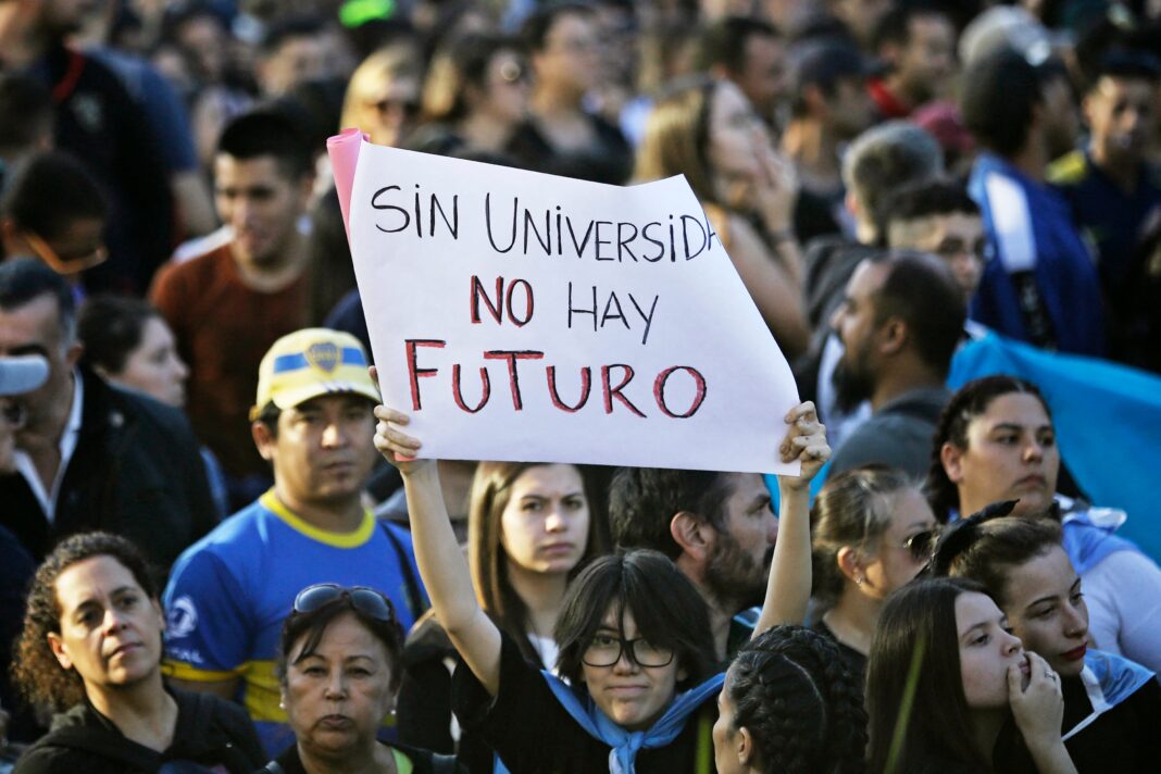 Manifestantes en la Plaza de Mayo durante la marcha universitaria por el financiamiento