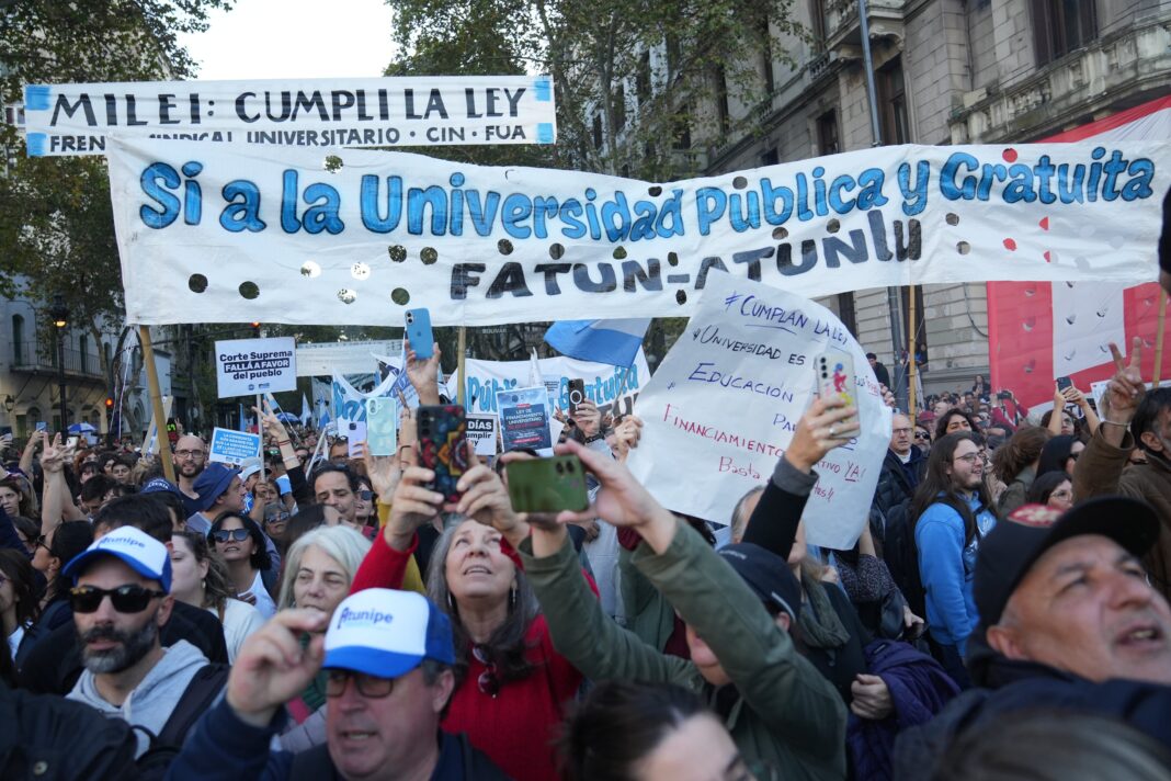 Multitud marchando por la educación pública universitaria
