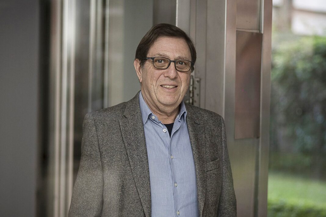 Miguel Kiguel economista hablando en el Congreso de la Construcción