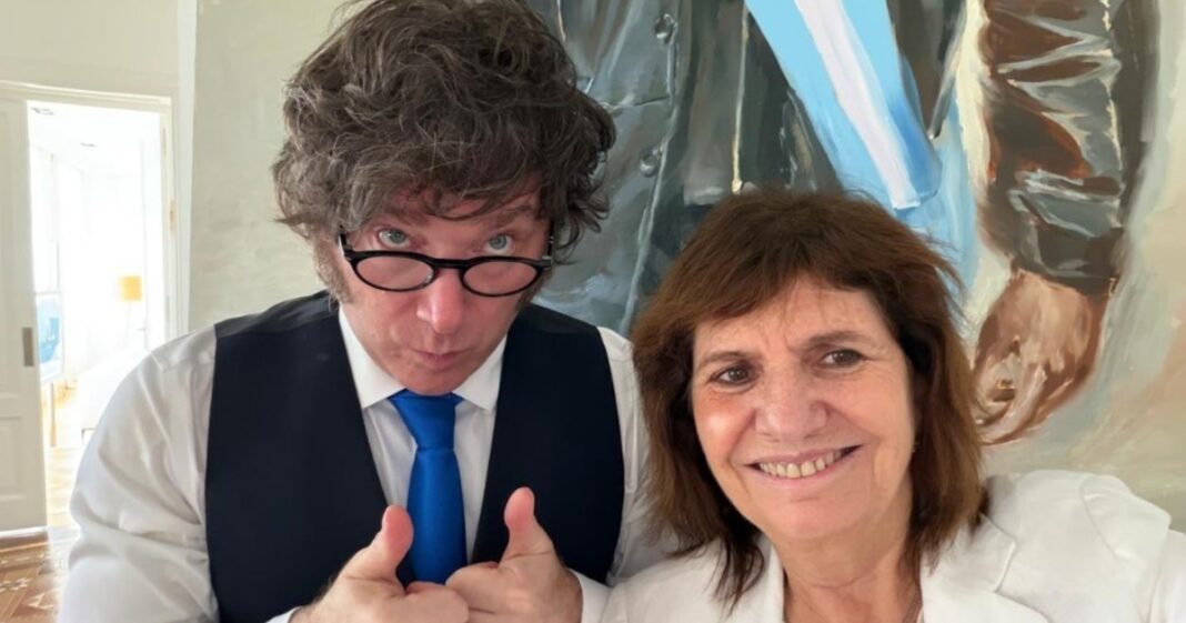 Patricia Bullrich durante recorrida por Villa Lugano con vecinos