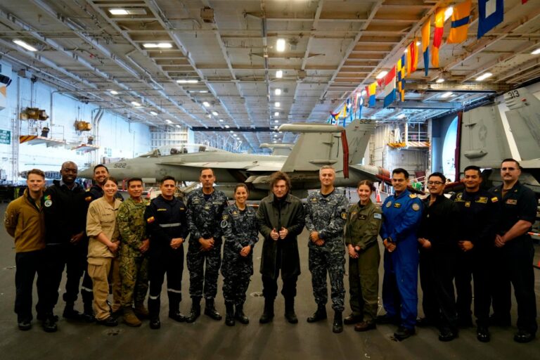 Presidente Javier Milei a bordo del portaaviones USS Nimitz
