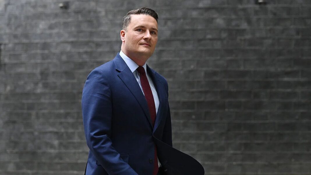 Wes Streeting, secretario de Salud británico, durante una conferencia de prensa