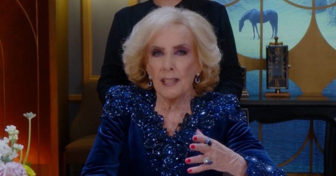 Mirtha Legrand sonriente en el estudio de La Noche de Mirtha con vestido elegante
