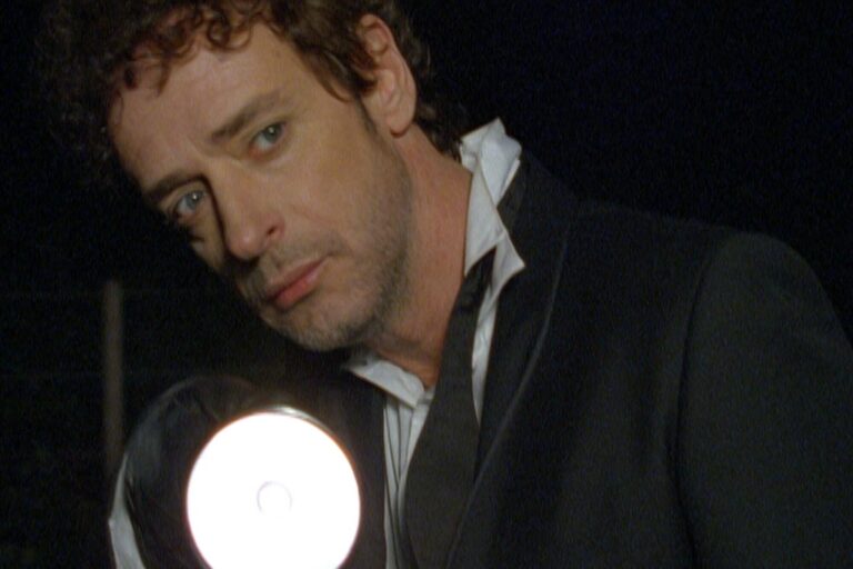 Gustavo Cerati en un escenario durante un concierto