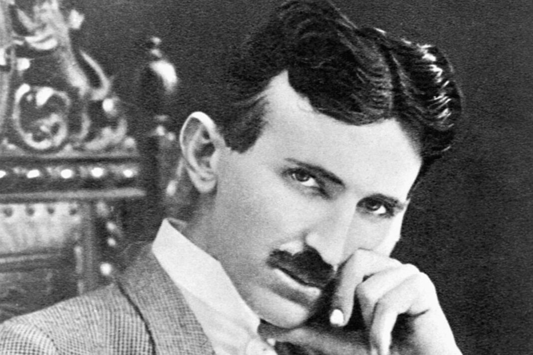 Retrato de Nikola Tesla con fondo de ecuaciones y corriente eléctrica