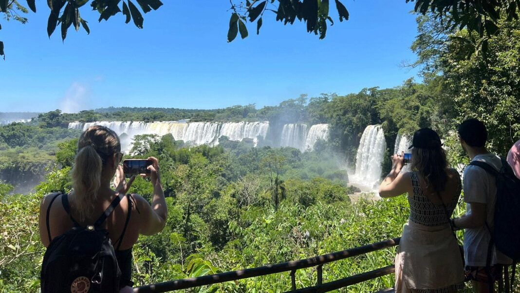 Entrada al Parque Nacional Iguazú con cartelería informativa