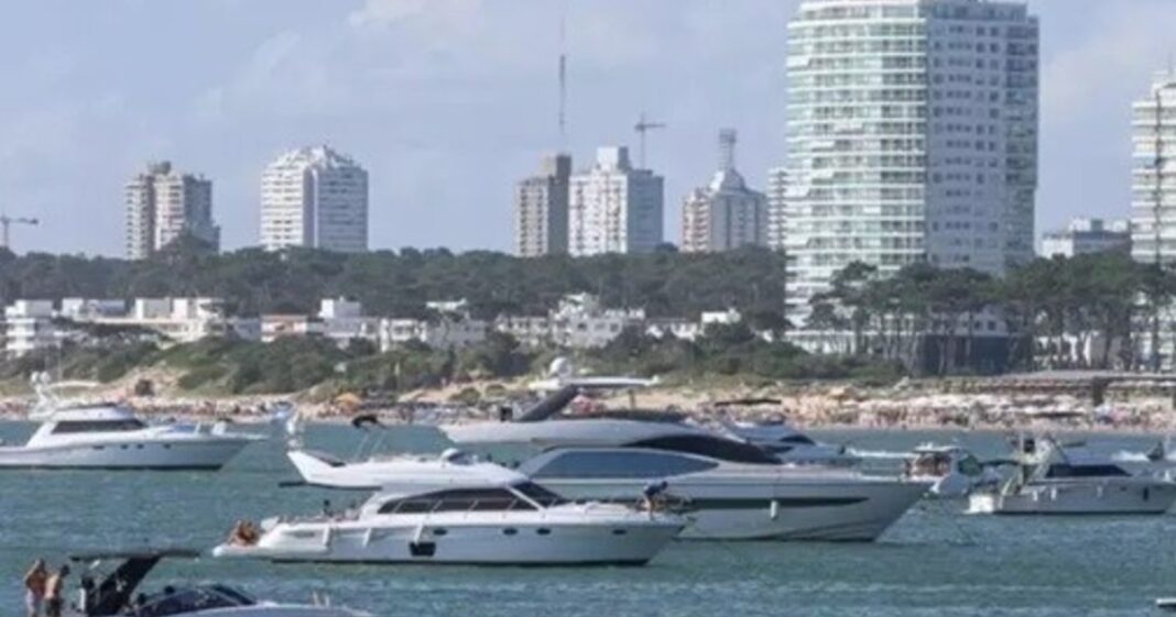 Casa de Pablo Neruda en Punta del Este, fachada blanca y rosa cerca del puerto