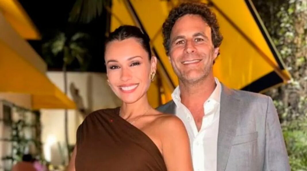 Pampita y Martín Pepa sonrientes en un evento