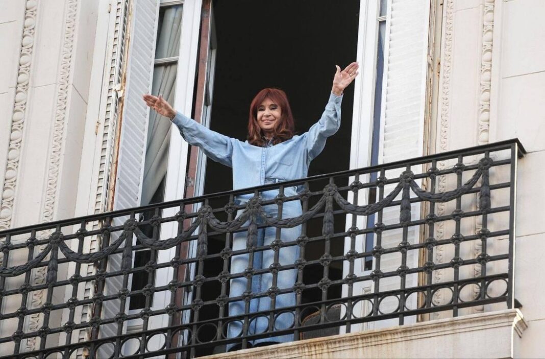 Cristina Kirchner descendiendo de un vehículo en la vía pública