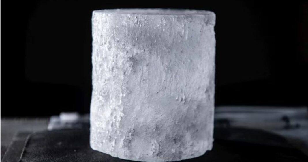 Núcleo de hielo antártico con estratos visibles, utilizado para el análisis de polvo estelar