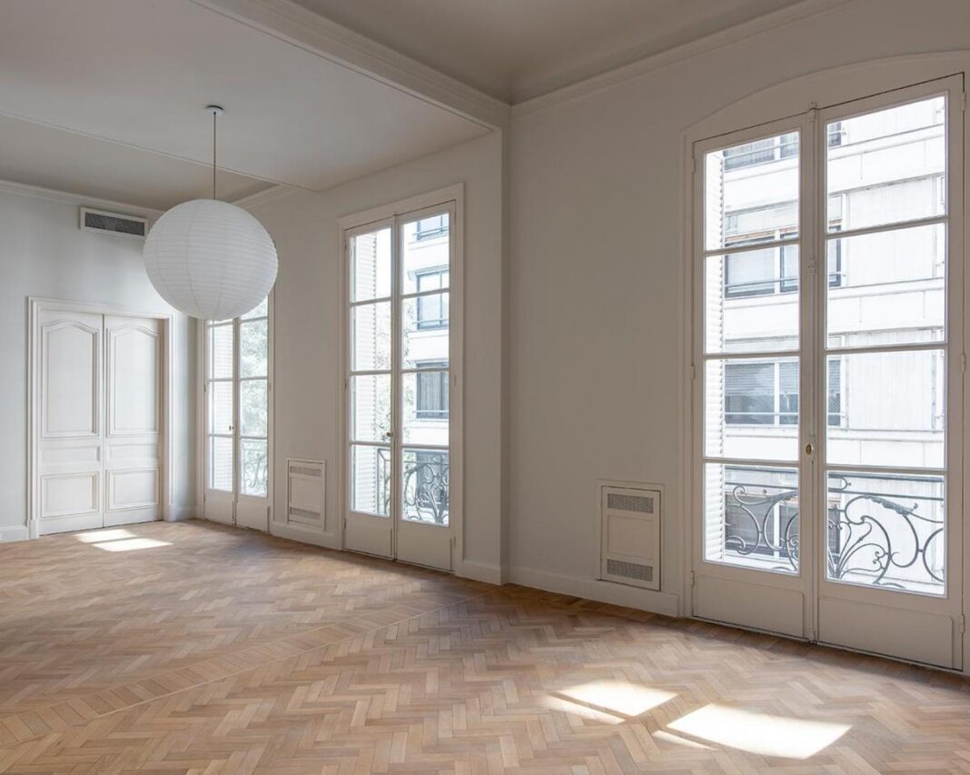 Diferentes tipos de pisos: flotante, cerámico y porcelanato en una vivienda
