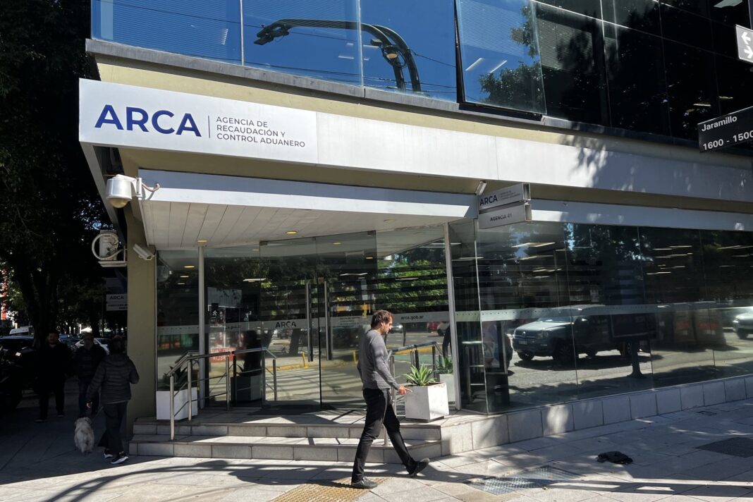 Gráfico de caída de la recaudación tributaria en Argentina