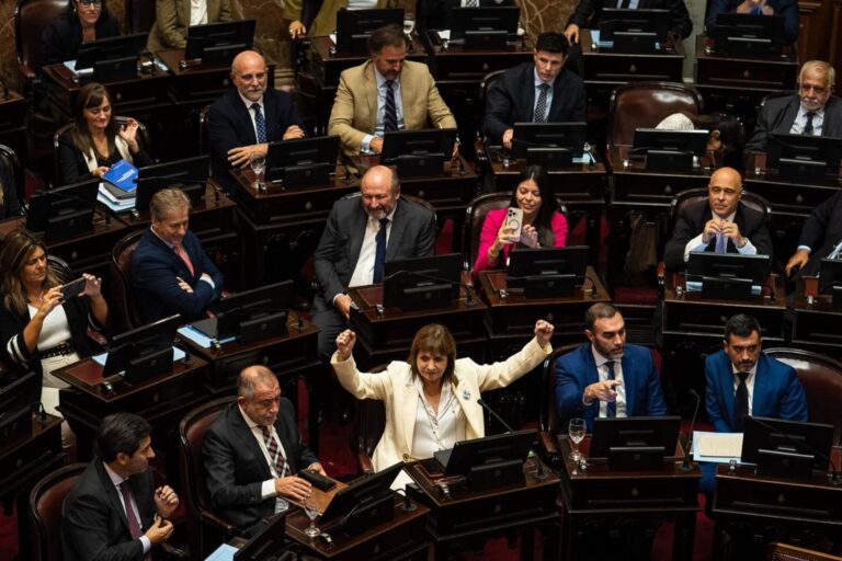 Empresarios reunidos en una sala de conferencias discutiendo documentos legales sobre reforma laboral