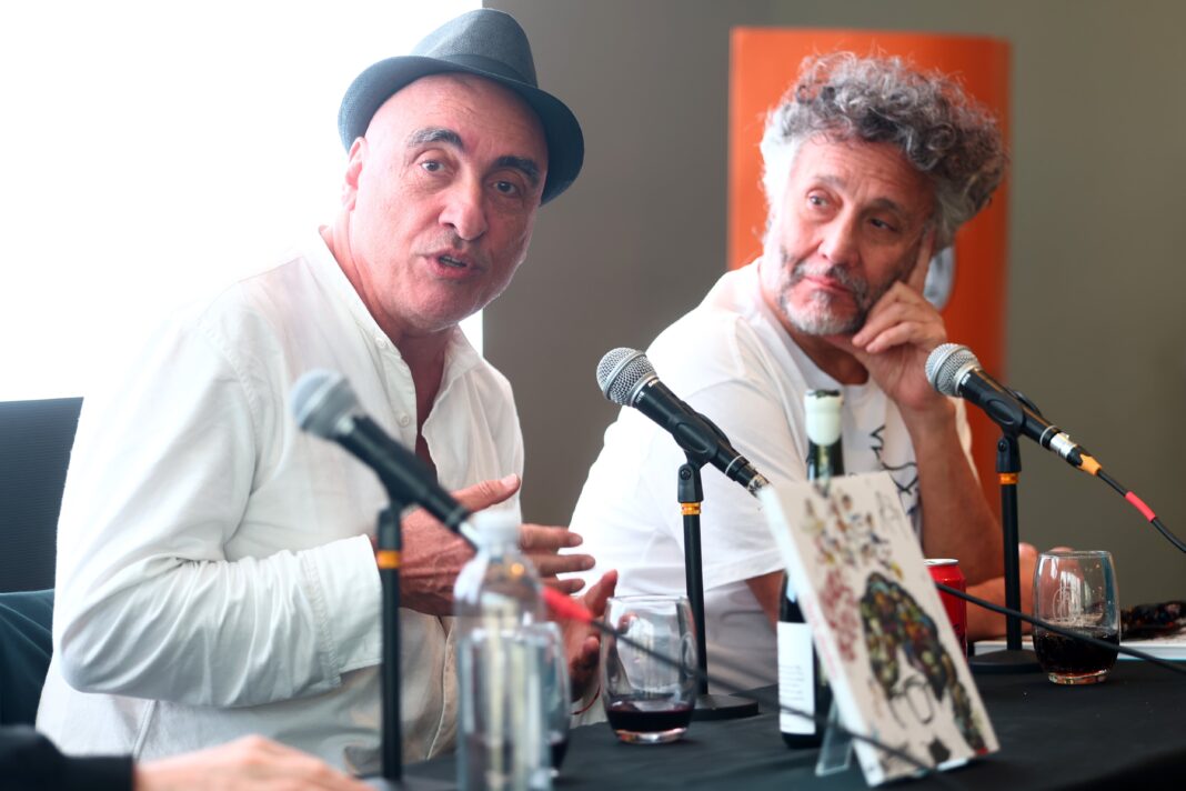 Rep y Fito Páez en la presentación de Charly absoluto en la Feria del Libro