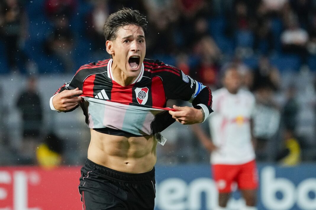Lucas Martínez Quarta cabecea la pelota en el área de Bragantino durante el partido de Copa Sudamericana