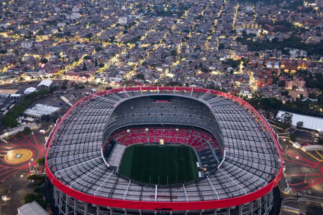 Persona usando smartphone con mapas y entradas digitales del Mundial 2026