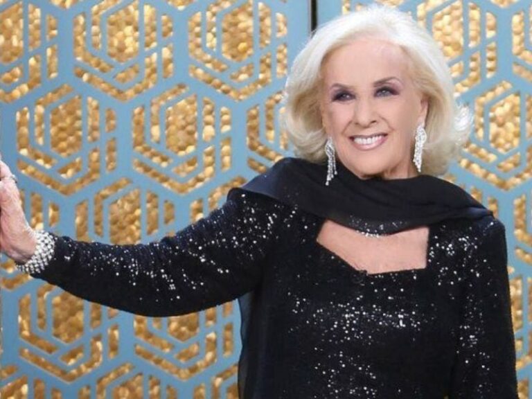 Mirtha Legrand sonriente durante el cumpleaños de su asistente Elvira Guaraz