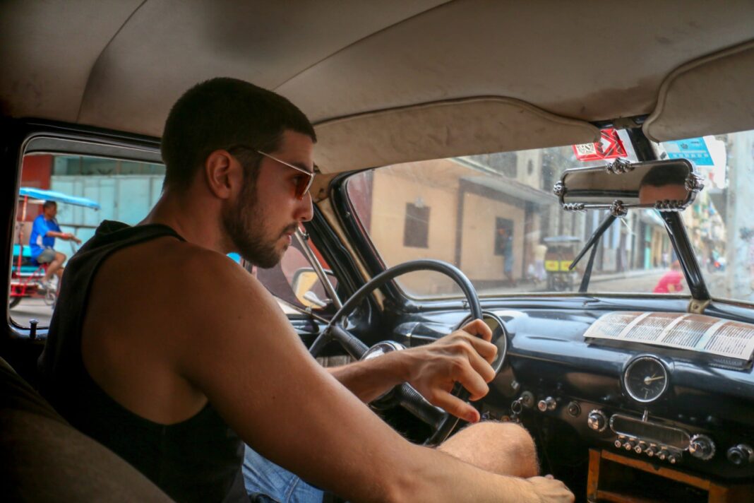 Ståle Wig junto a un taxi clásico en La Habana