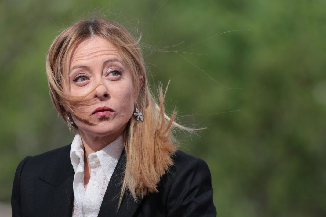 Imagen representativa de inteligencia artificial y deepfakes con símbolos de prohibición