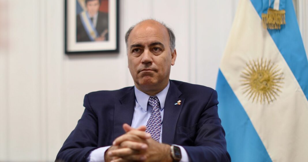 Wenceslao Bunge, embajador argentino en España, en su oficina de Madrid